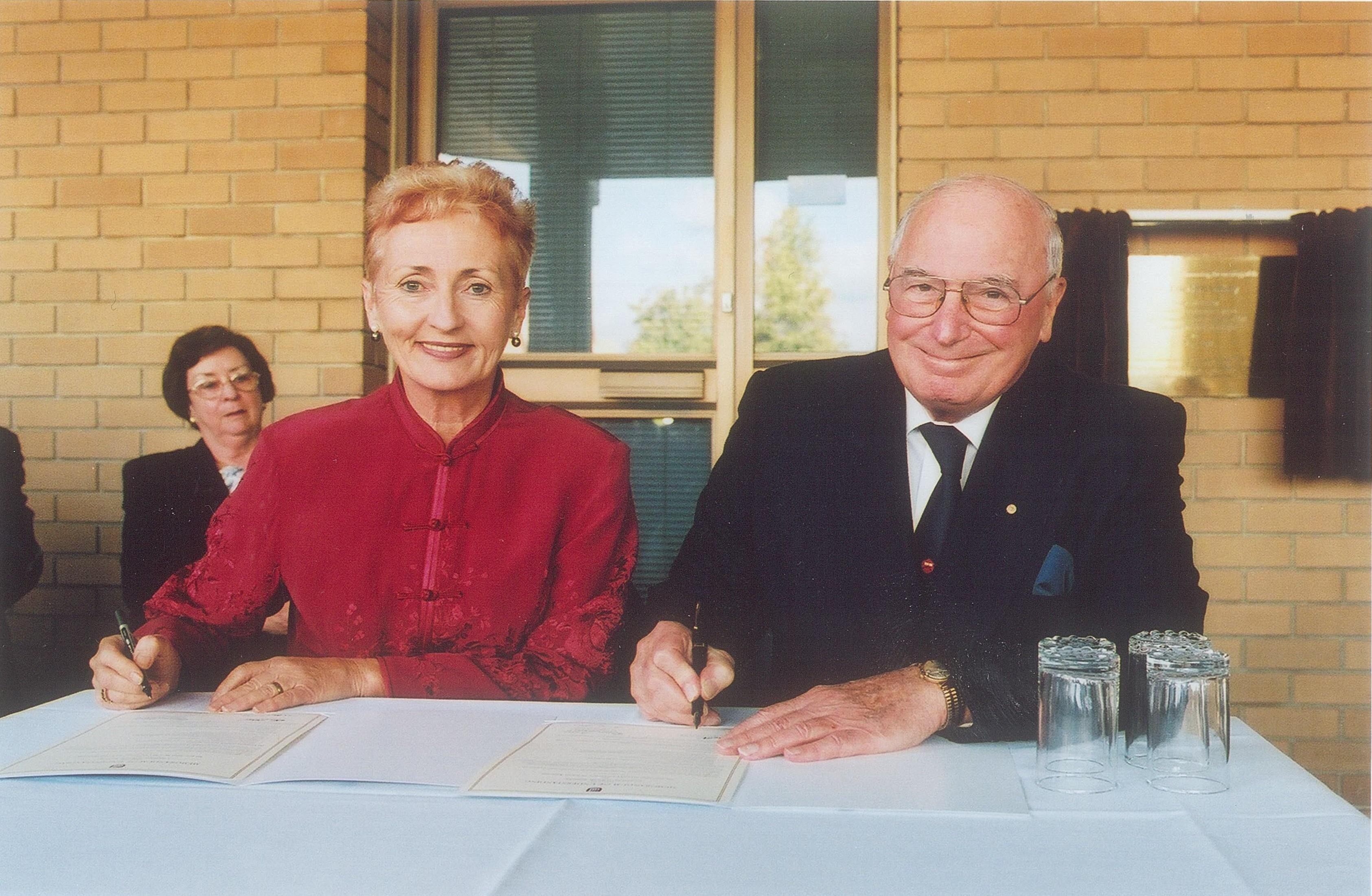 EN-DBradleyandSENsignMOU2001.JPG